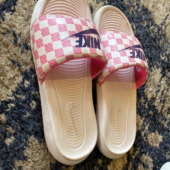 Nike - Picture 3 of 3